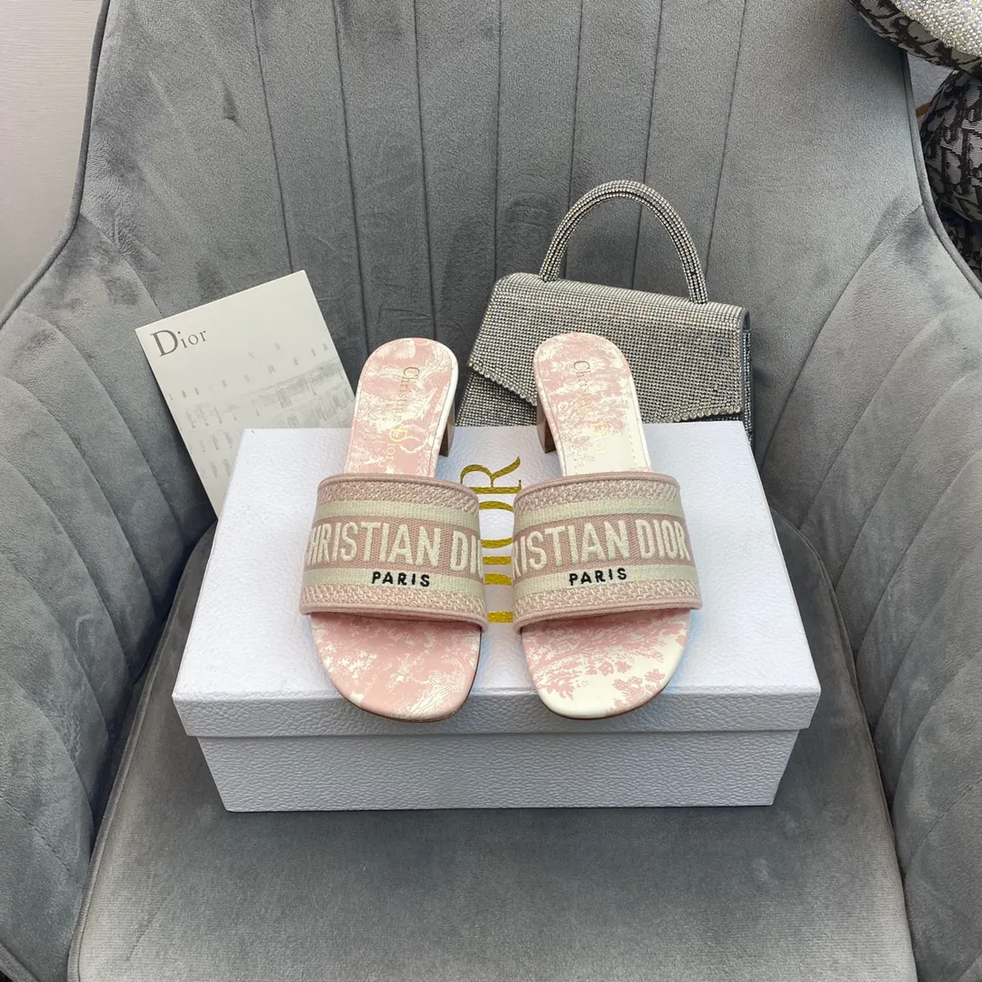 👟👟Ex-factory price 380👟👟 Women's shoes Women's clothing Dior Dior 2021 DWAY early spring new flip-flops women's shoes CD letter logo three-dimensional embroidery flat sandals Round toe thick heel jelly color slingback slippers The top version on the market Material: upper original consistent high-temperature water-soluble cotton electro-embroidery technology fabric + water-dyed sheepskin lining + Italian leather outsole Heel height: flat/4.5CM size: 34-43 (34.40.41.42.43 is custom-made and cannot be returned or exchanged)